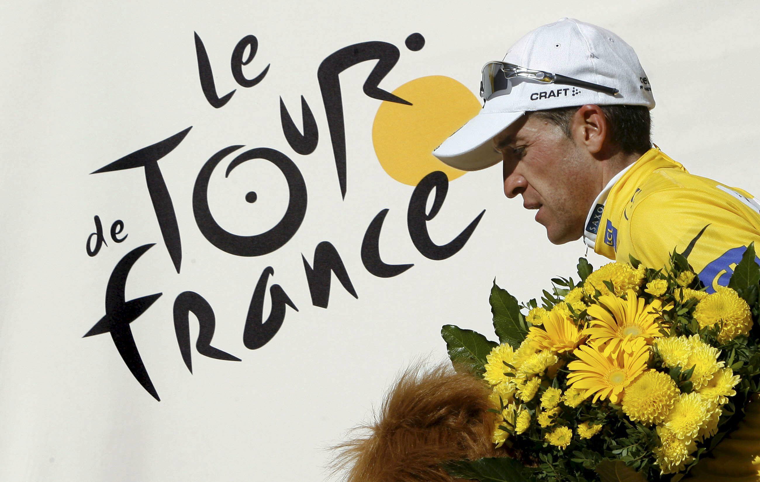 FRA03. L'ALPE D'HUEZ (FRANCIA), 23/07/08.- El nuevo maillot amarillo el corredor español del equipo CSC - Saxo Bank, Carlos Sastre, en el podio de l'Alpe d'Huez donde se ha impuesto en la llegada de la decimoséptima etapa del Tour de Francia 2008. EFE/Manuel Bruque.